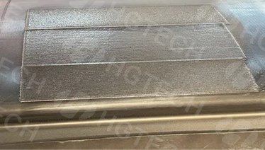 激光熔覆采用同步送粉法将合金粉末添加